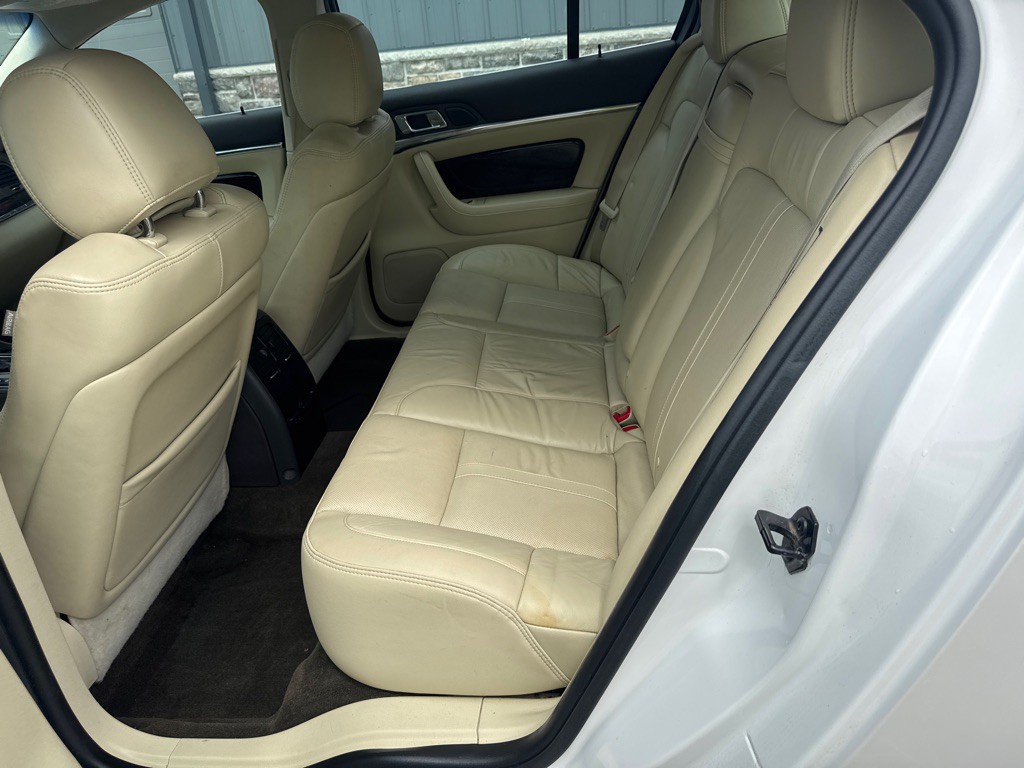 2015 Lincoln MKS Image 9