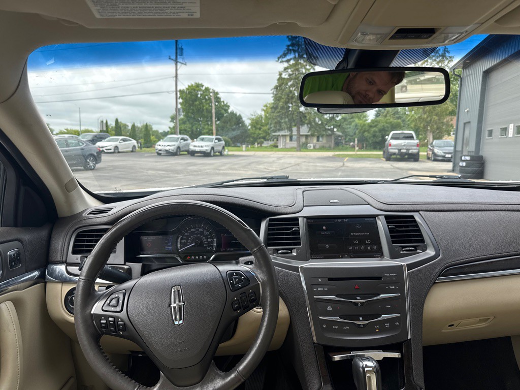 2015 Lincoln MKS Image 10