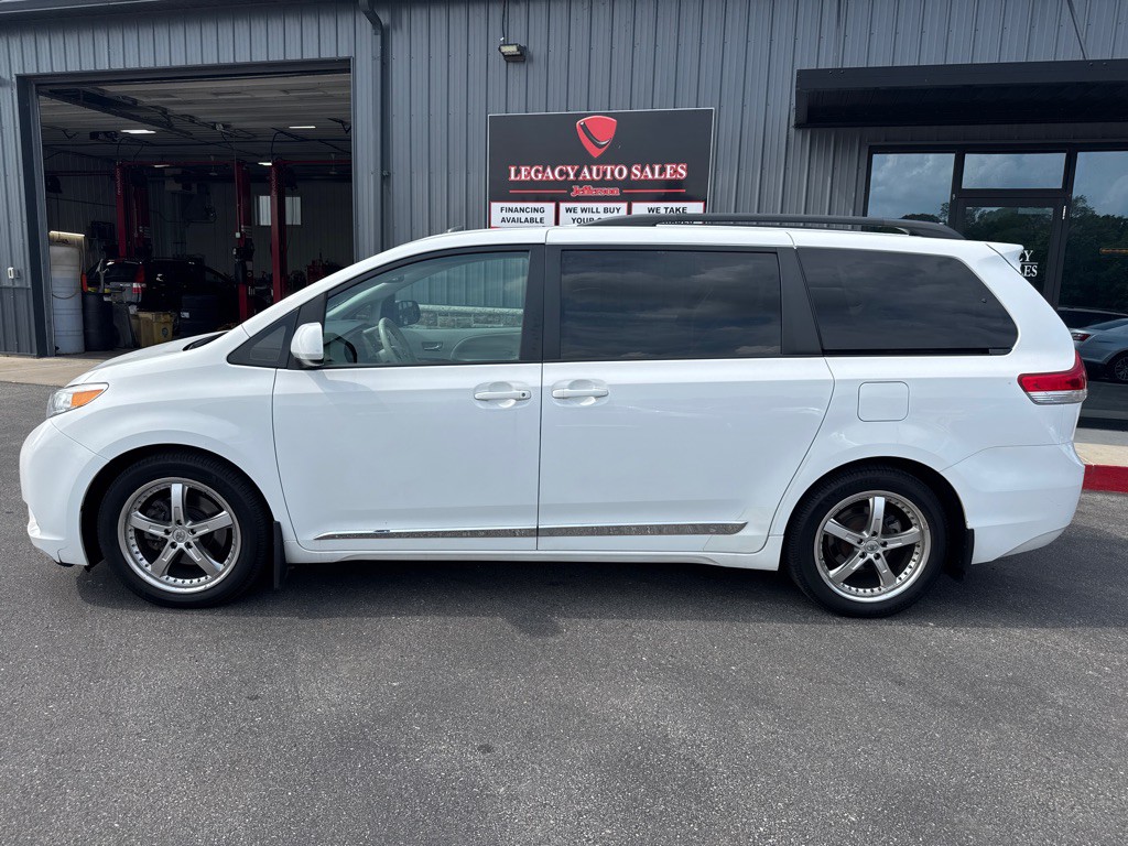 2014 Toyota Sienna Image 2