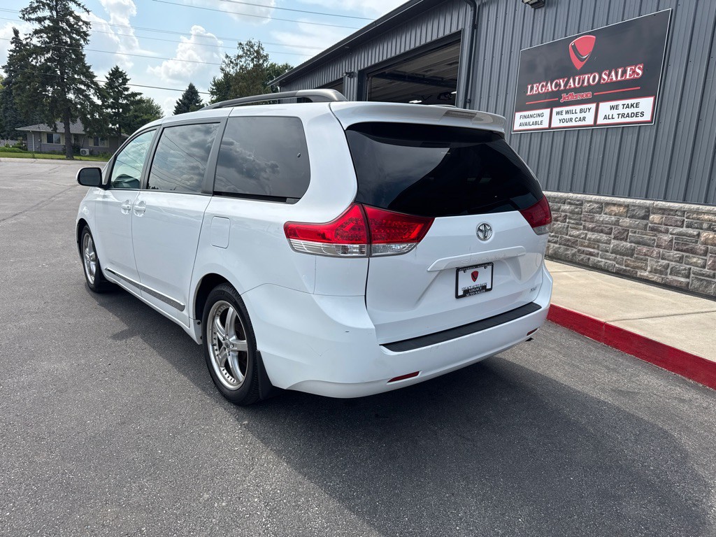 2014 Toyota Sienna Image 3