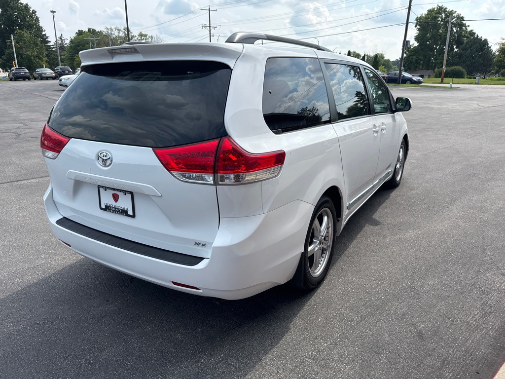 2014 Toyota Sienna Image 5