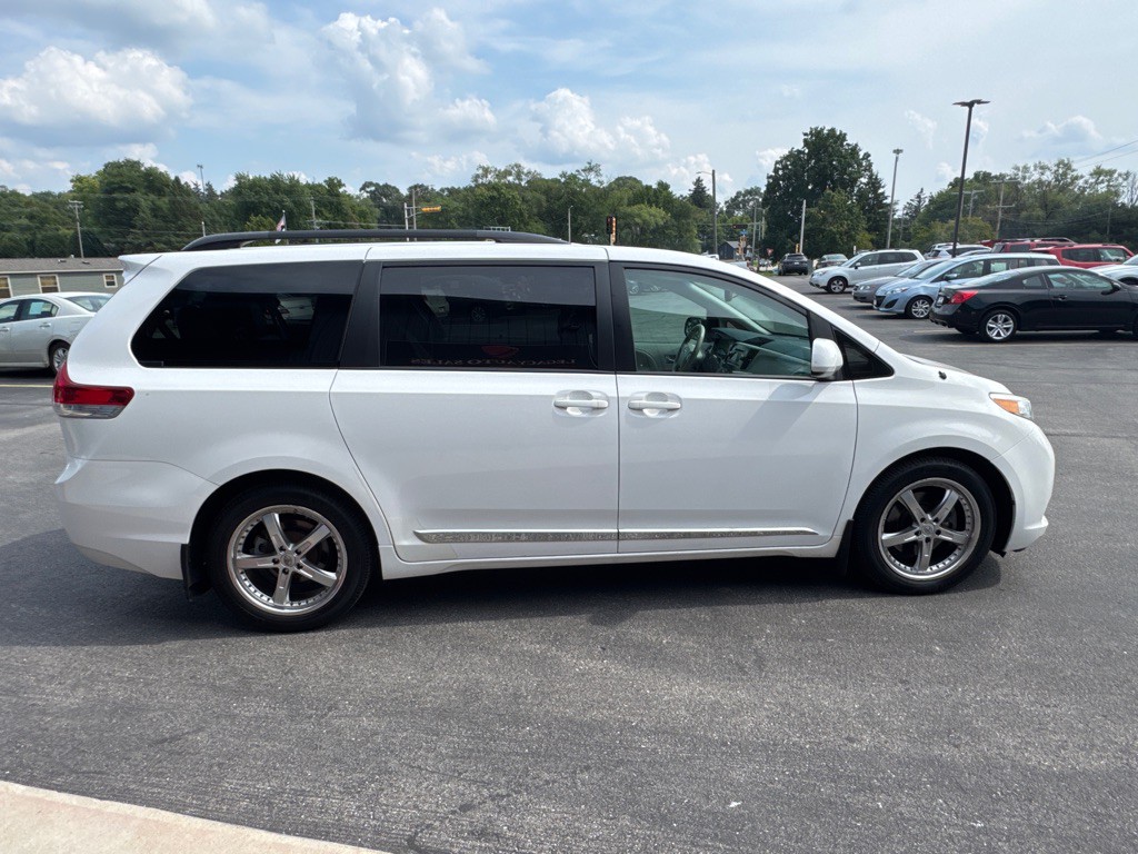 2014 Toyota Sienna Image 6