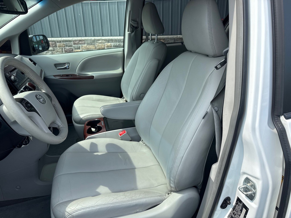 2014 Toyota Sienna Image 8