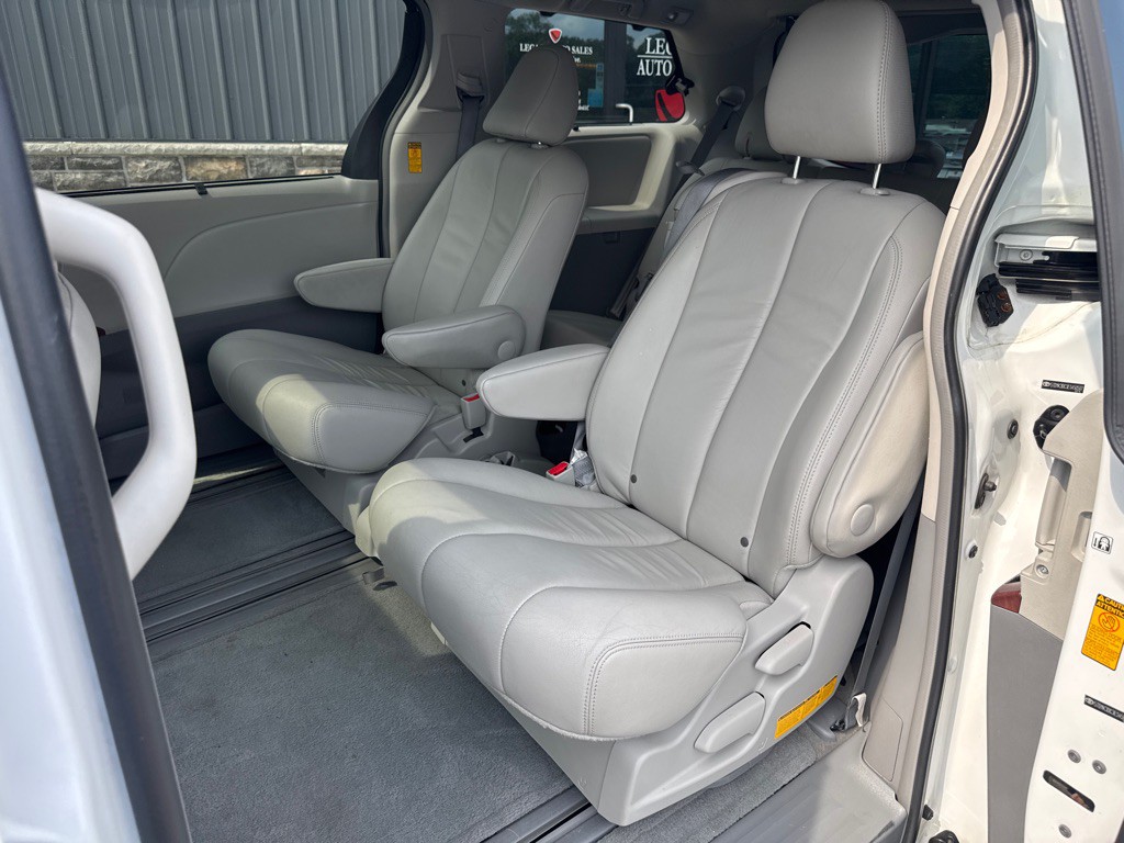 2014 Toyota Sienna Image 10