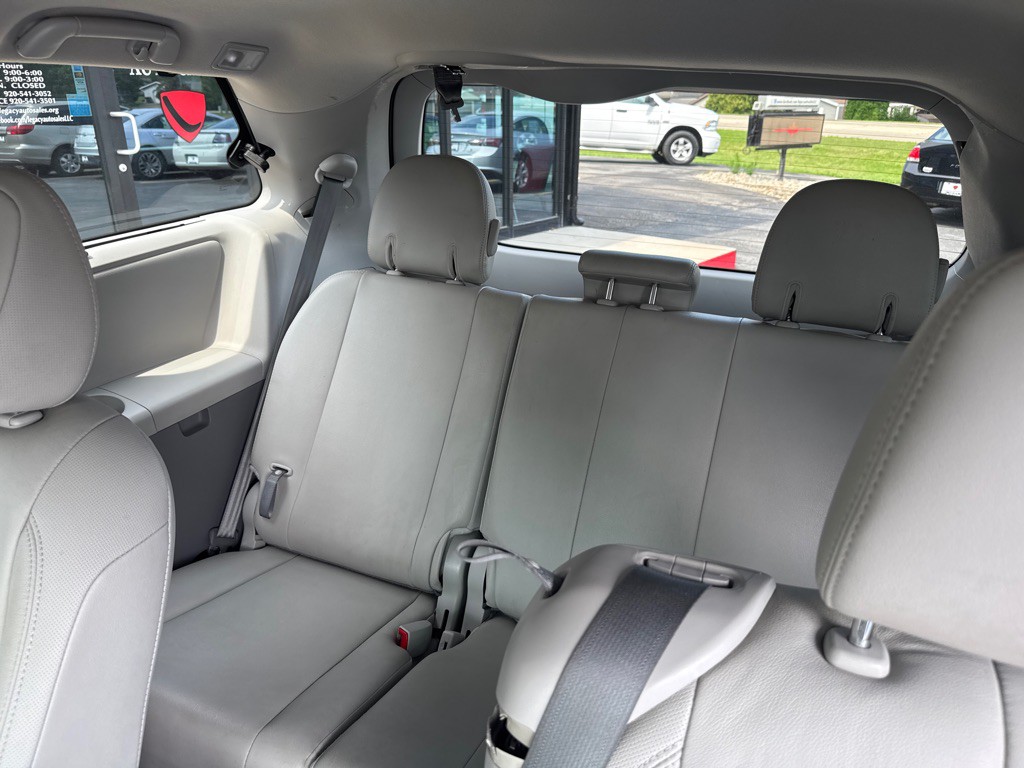2014 Toyota Sienna Image 11