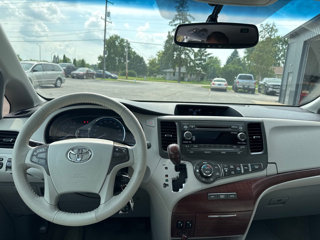 2014 Toyota Sienna Image 12