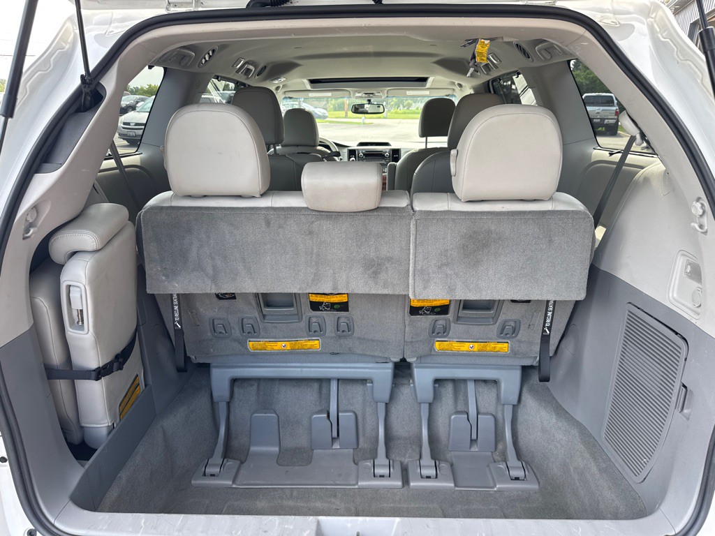 2014 Toyota Sienna Image 14