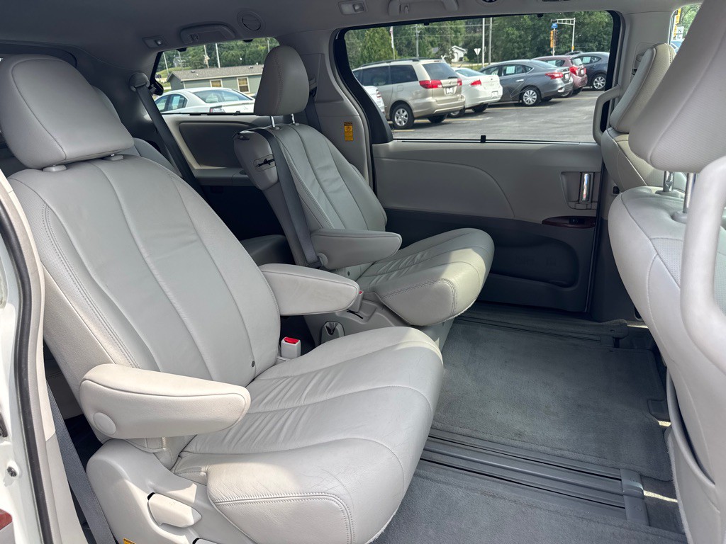 2014 Toyota Sienna Image 15