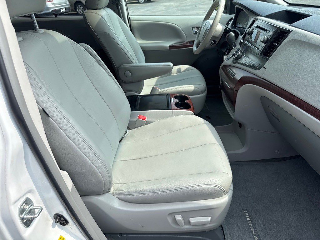 2014 Toyota Sienna Image 16