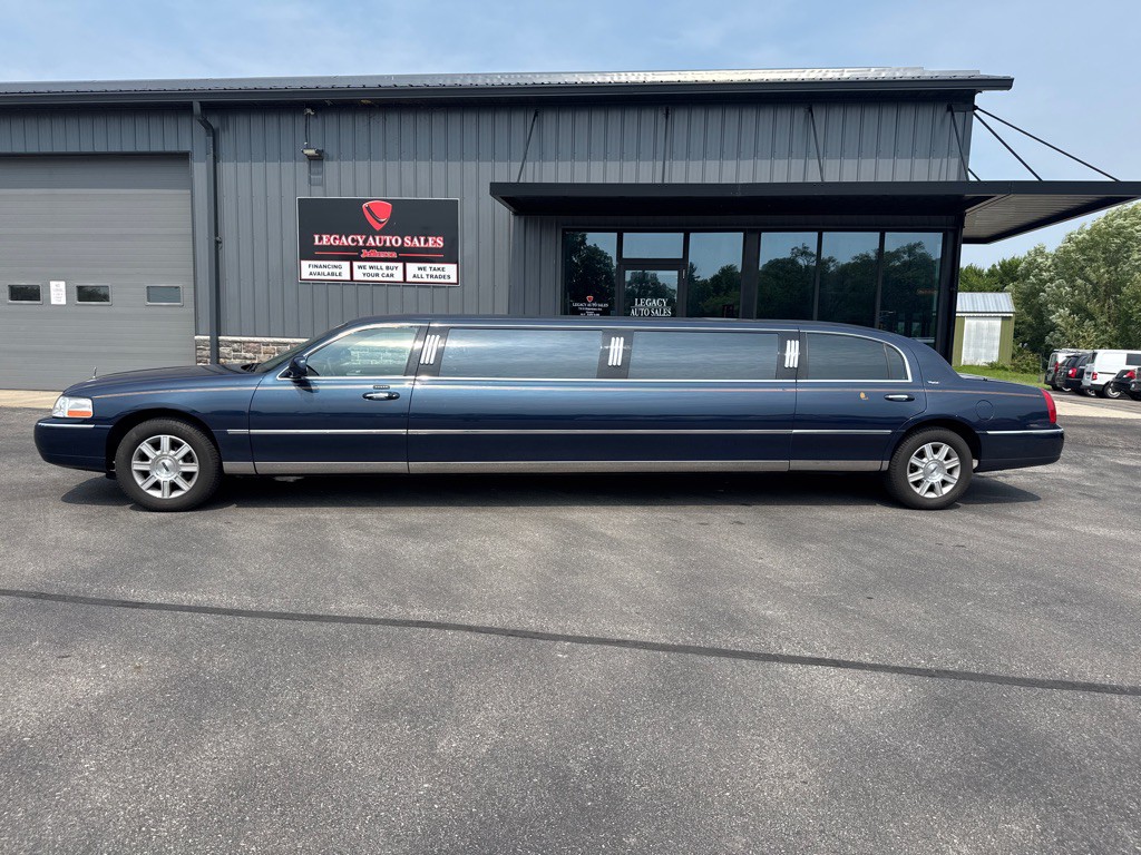 2003 Lincoln Town Car Image 2