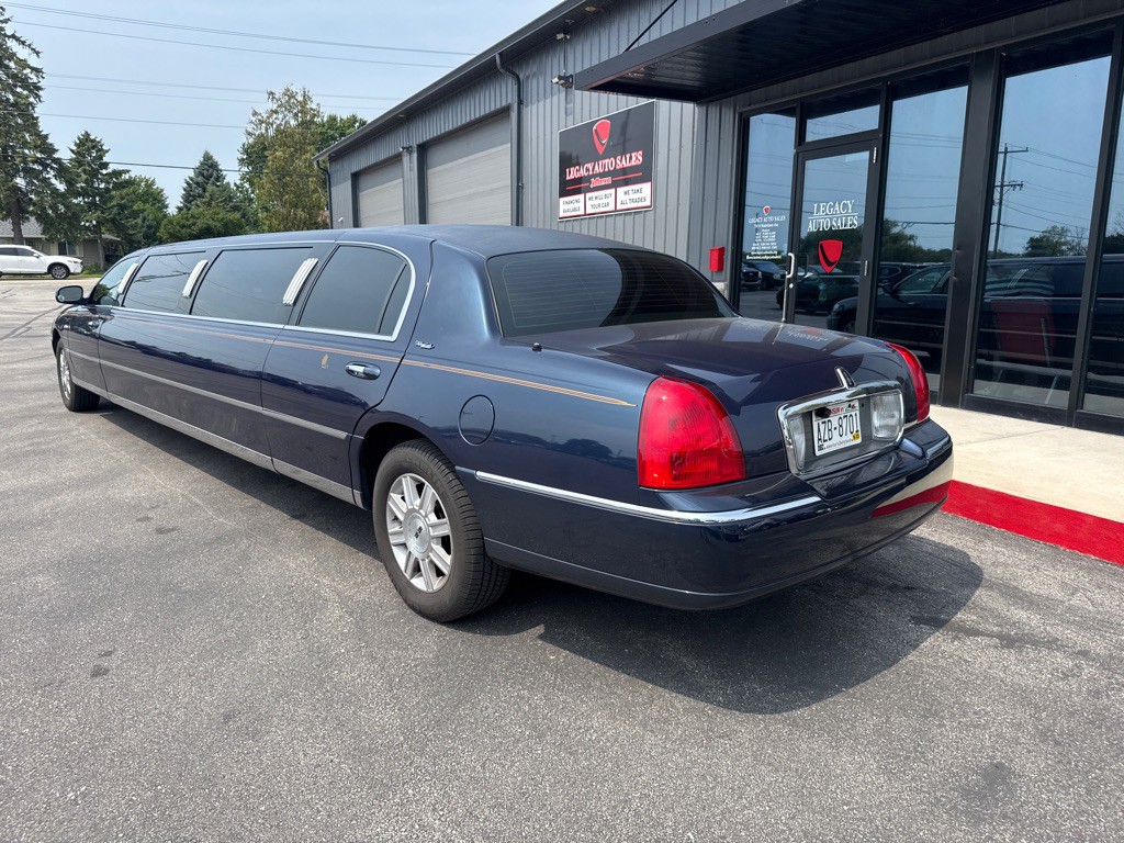 2003 Lincoln Town Car Image 3