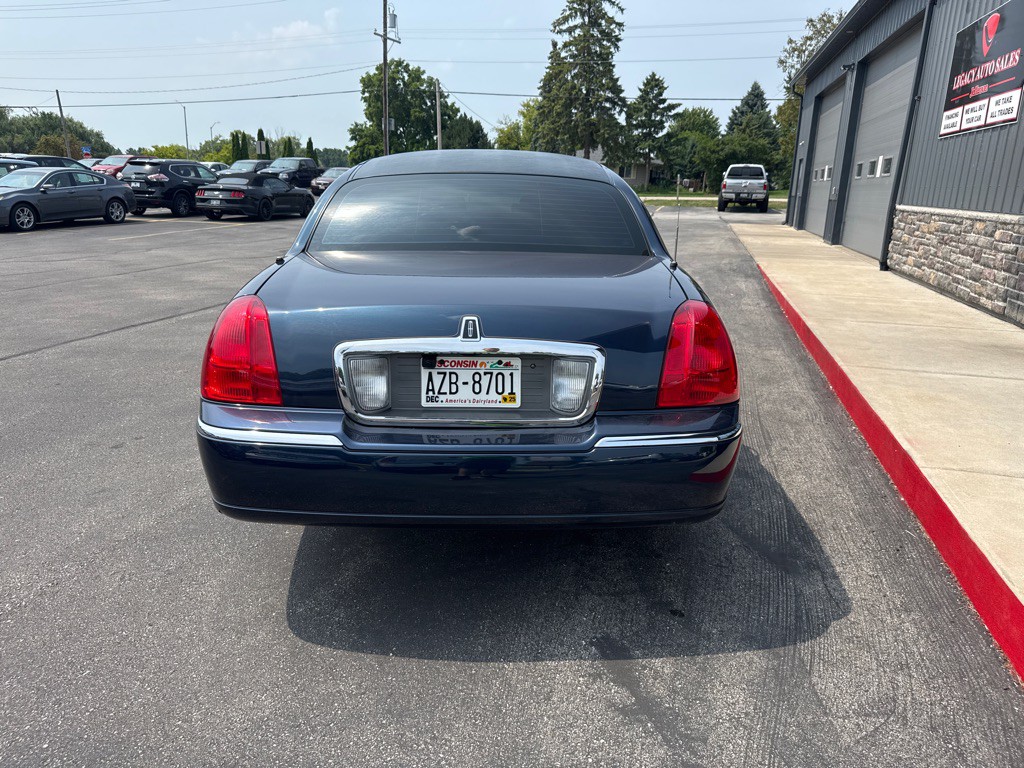 2003 Lincoln Town Car Image 4