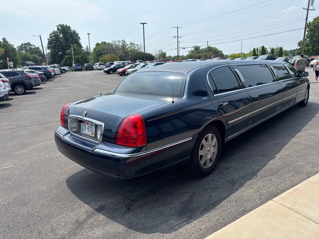 2003 Lincoln Town Car Image 5