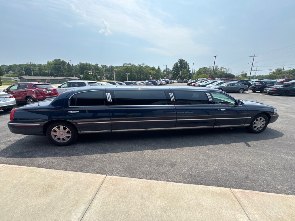 2003 Lincoln Town Car Image 6