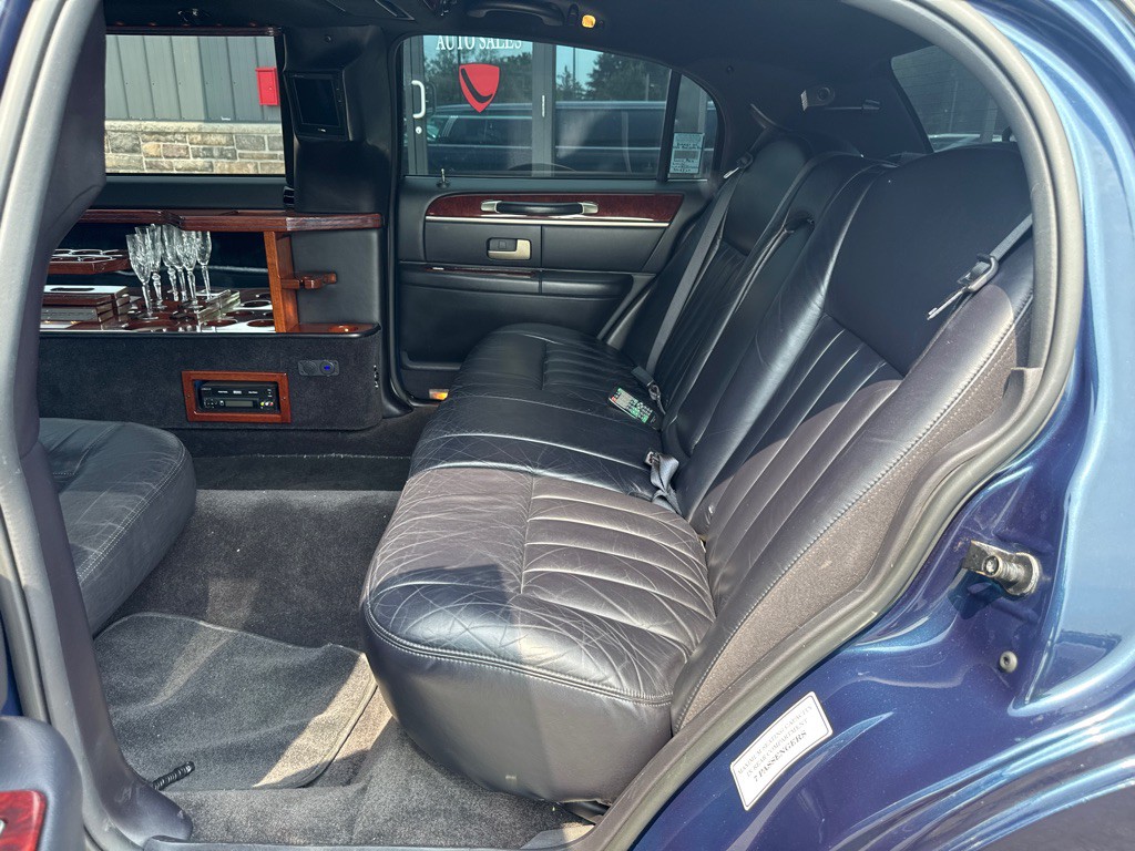 2003 Lincoln Town Car Image 13