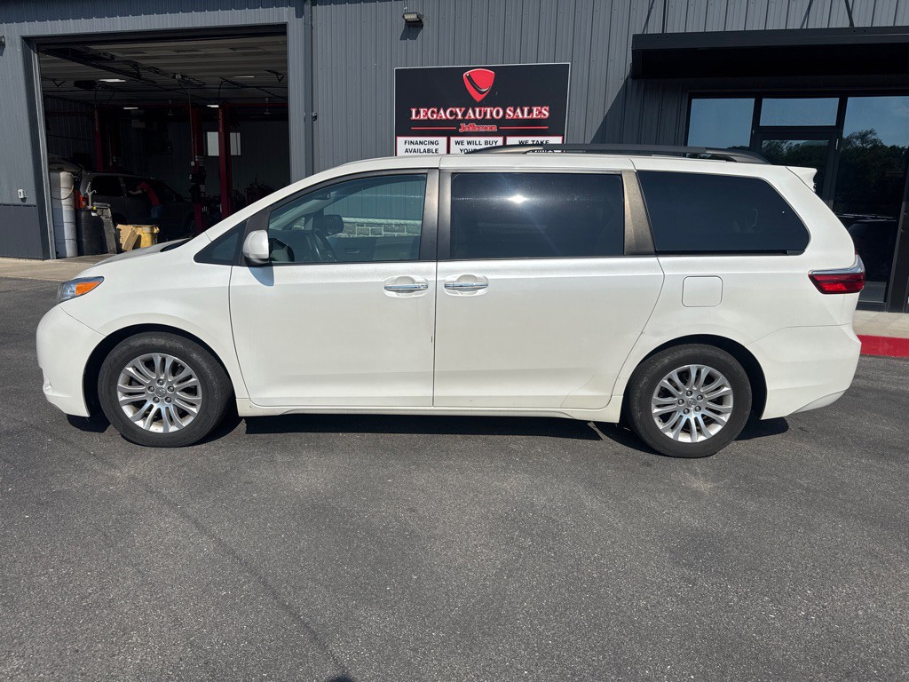 2015 Toyota Sienna Image 2