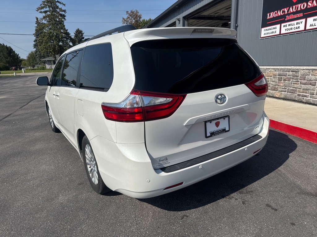 2015 Toyota Sienna Image 3