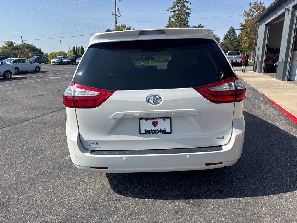 2015 Toyota Sienna Image 4
