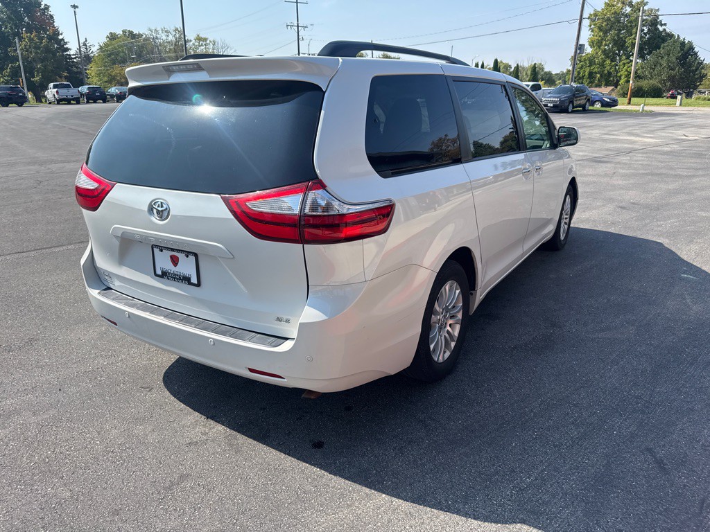 2015 Toyota Sienna Image 5