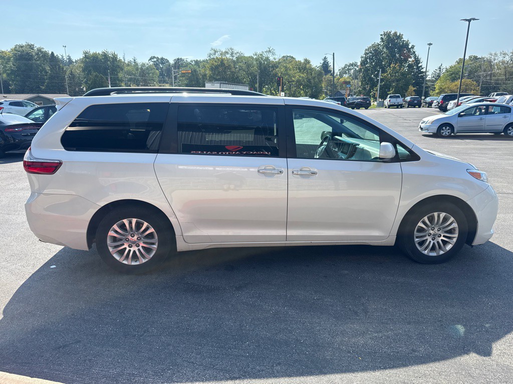 2015 Toyota Sienna Image 6