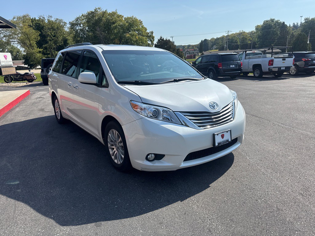 2015 Toyota Sienna Image 7