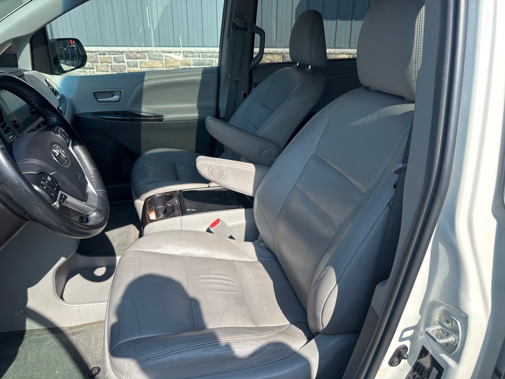 2015 Toyota Sienna Image 8
