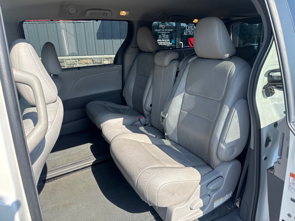 2015 Toyota Sienna Image 11