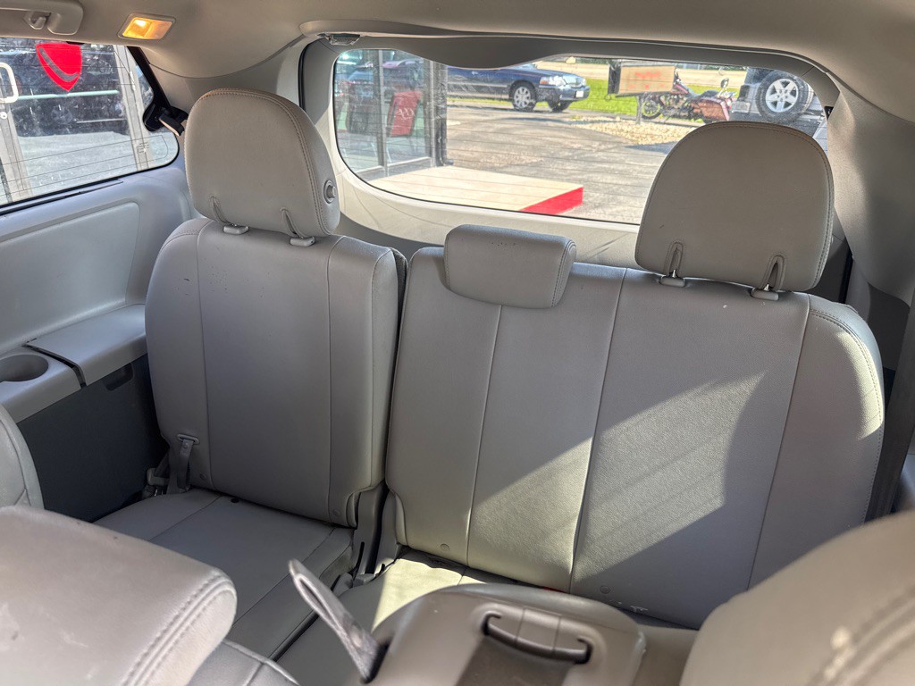2015 Toyota Sienna Image 12