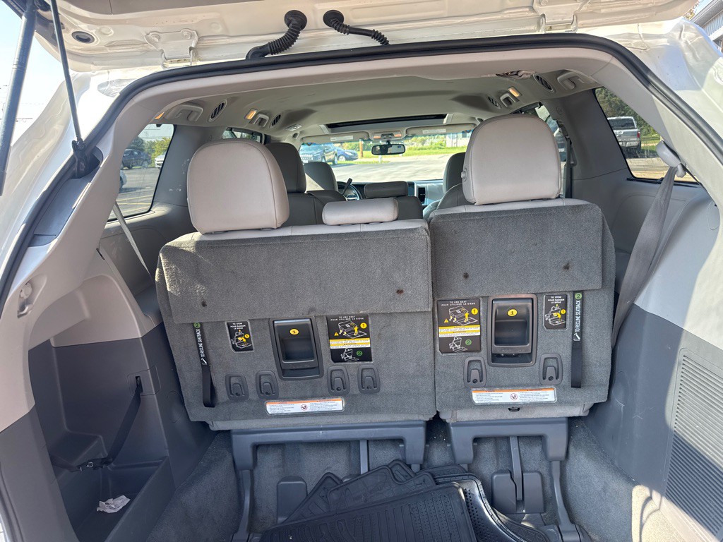 2015 Toyota Sienna Image 13