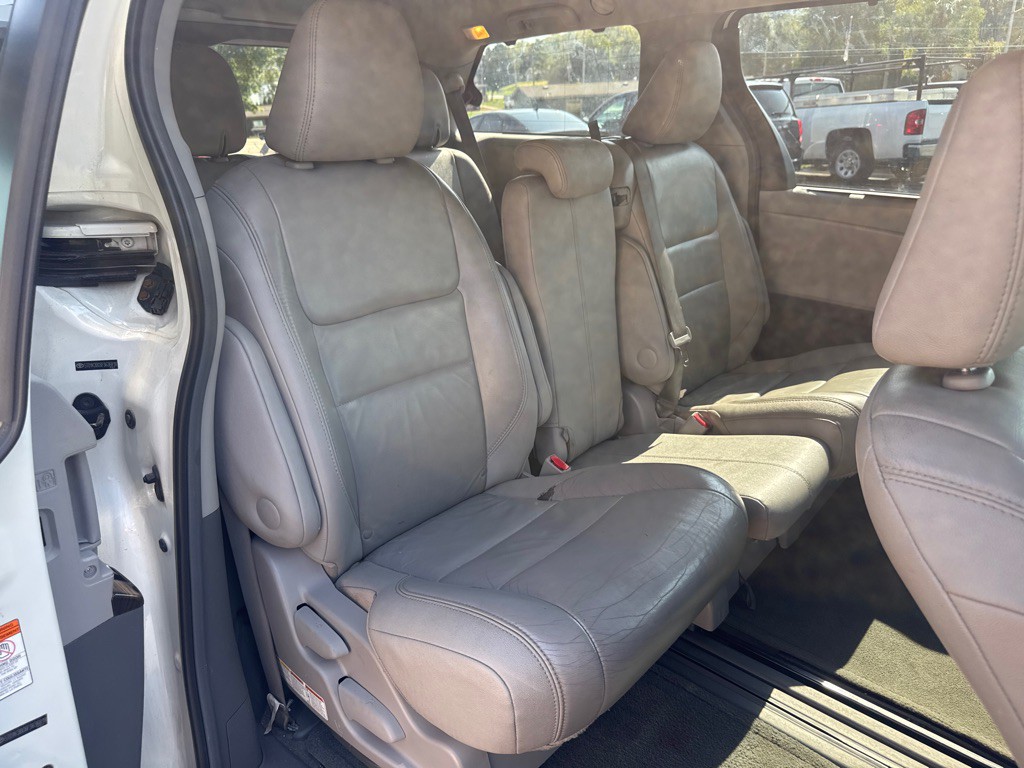 2015 Toyota Sienna Image 14