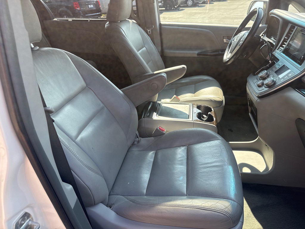 2015 Toyota Sienna Image 15