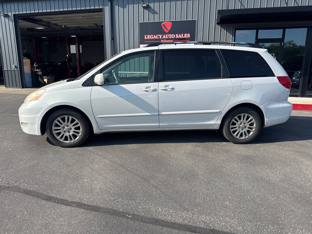 2008 Toyota Sienna Image 2