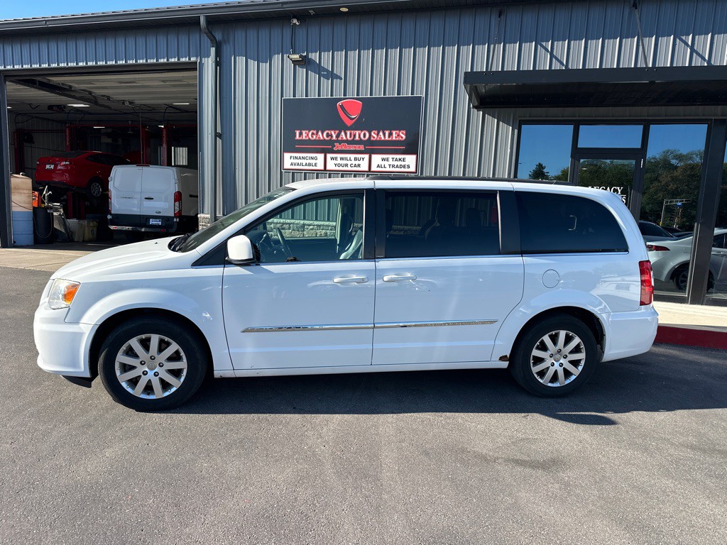 2014 Chrysler Town & Country Image 2