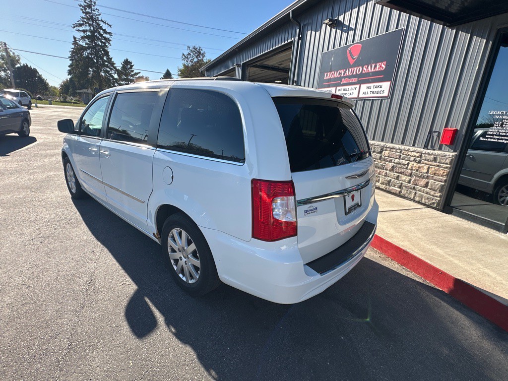 2014 Chrysler Town & Country Image 3