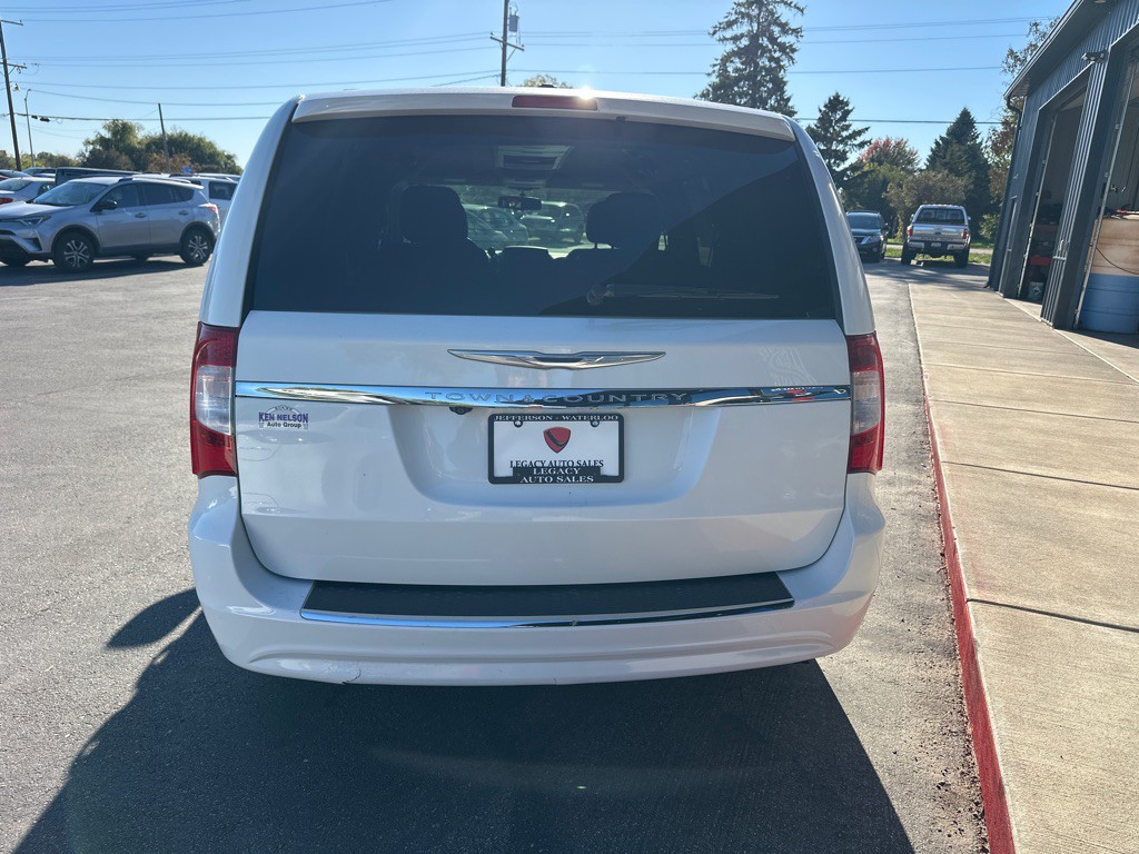 2014 Chrysler Town & Country Image 4