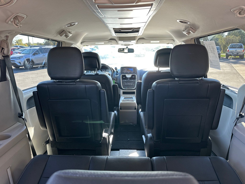 2014 Chrysler Town & Country Image 5