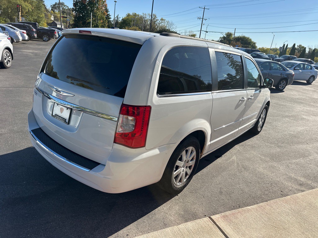 2014 Chrysler Town & Country Image 7