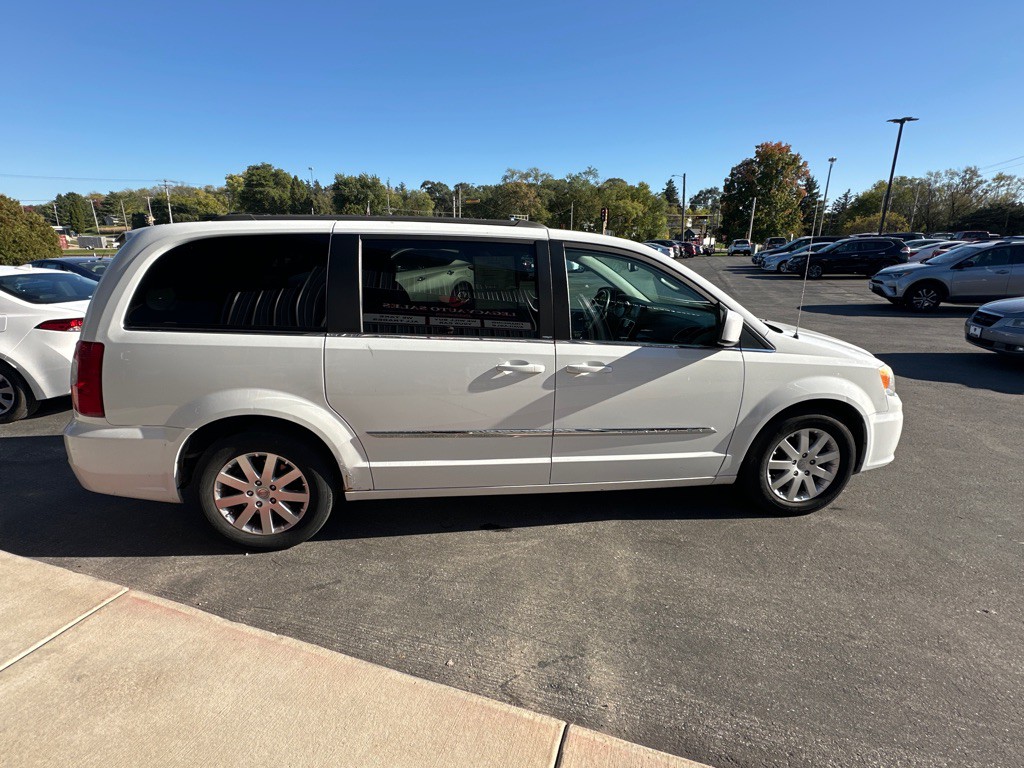 2014 Chrysler Town & Country Image 8