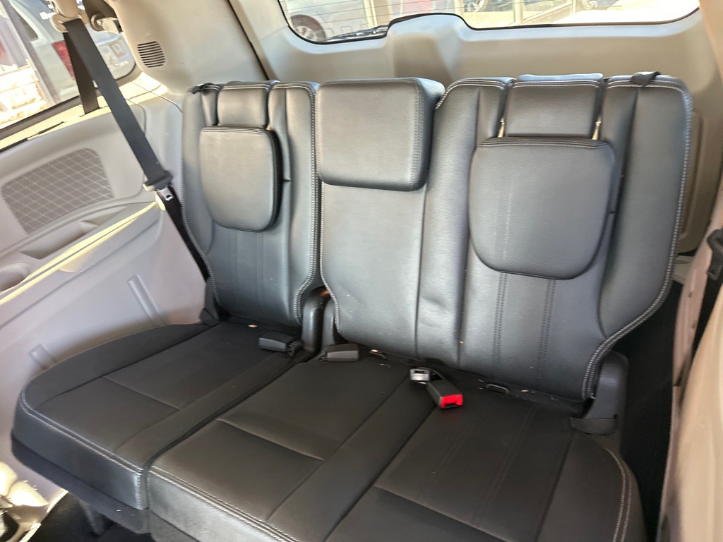 2014 Chrysler Town & Country Image 11