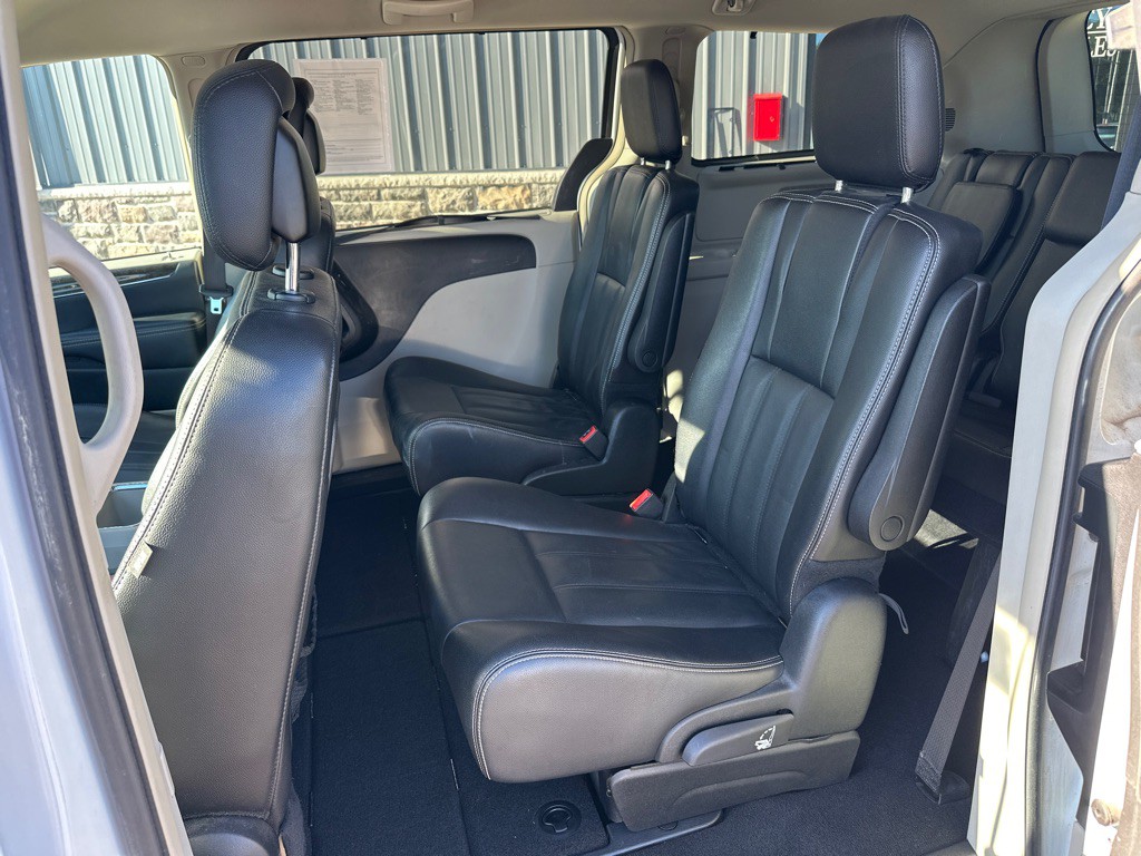 2014 Chrysler Town & Country Image 12