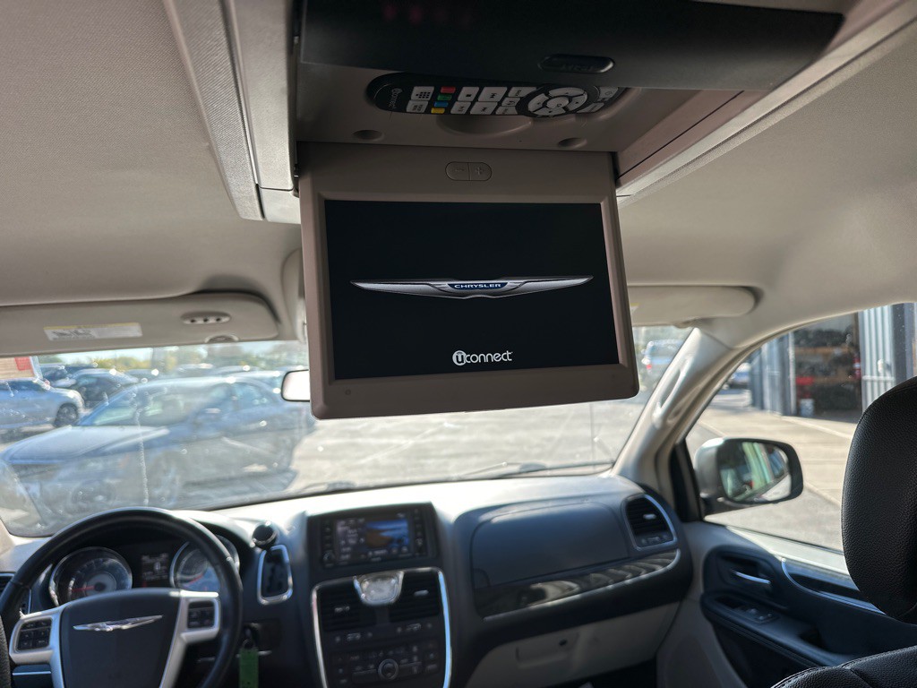 2014 Chrysler Town & Country Image 13
