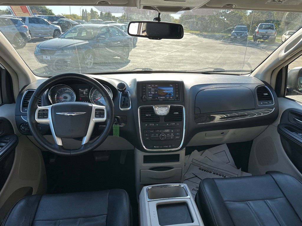 2014 Chrysler Town & Country Image 14