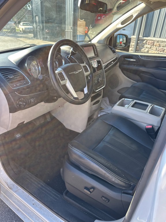 2014 Chrysler Town & Country Image 15