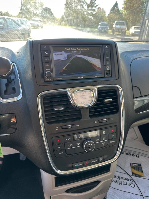 2014 Chrysler Town & Country Image 16