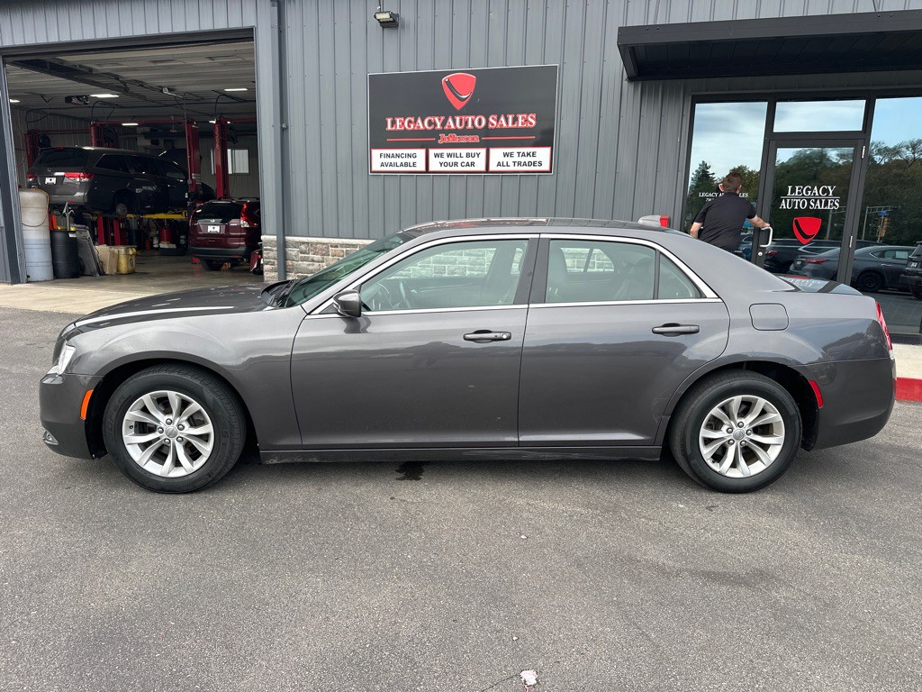 2016 Chrysler 300 Image 2