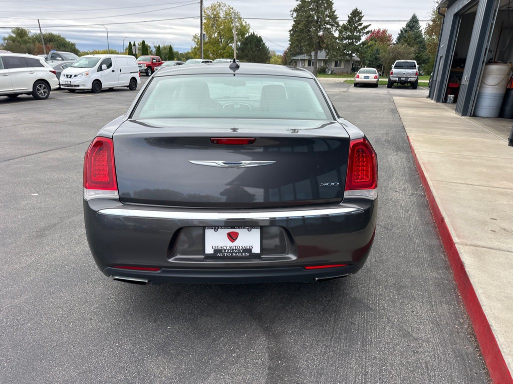 2016 Chrysler 300 Image 4