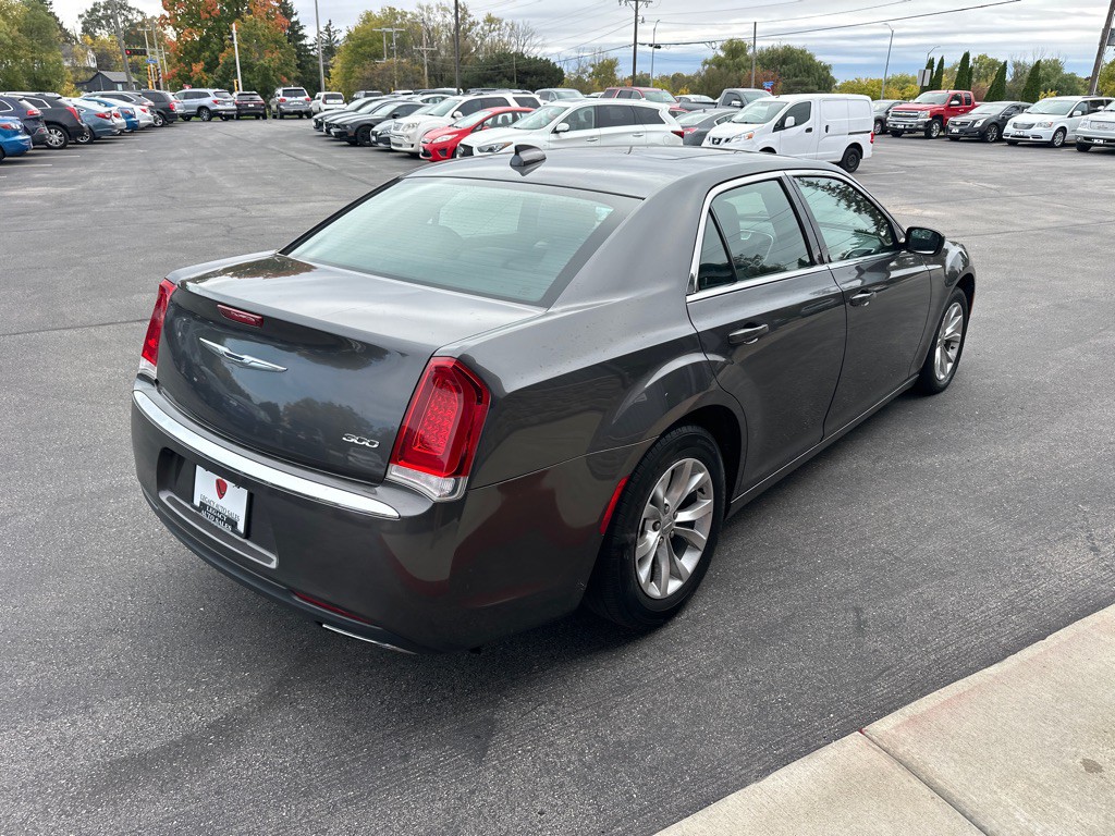 2016 Chrysler 300 Image 5