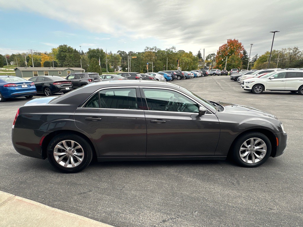 2016 Chrysler 300 Image 6