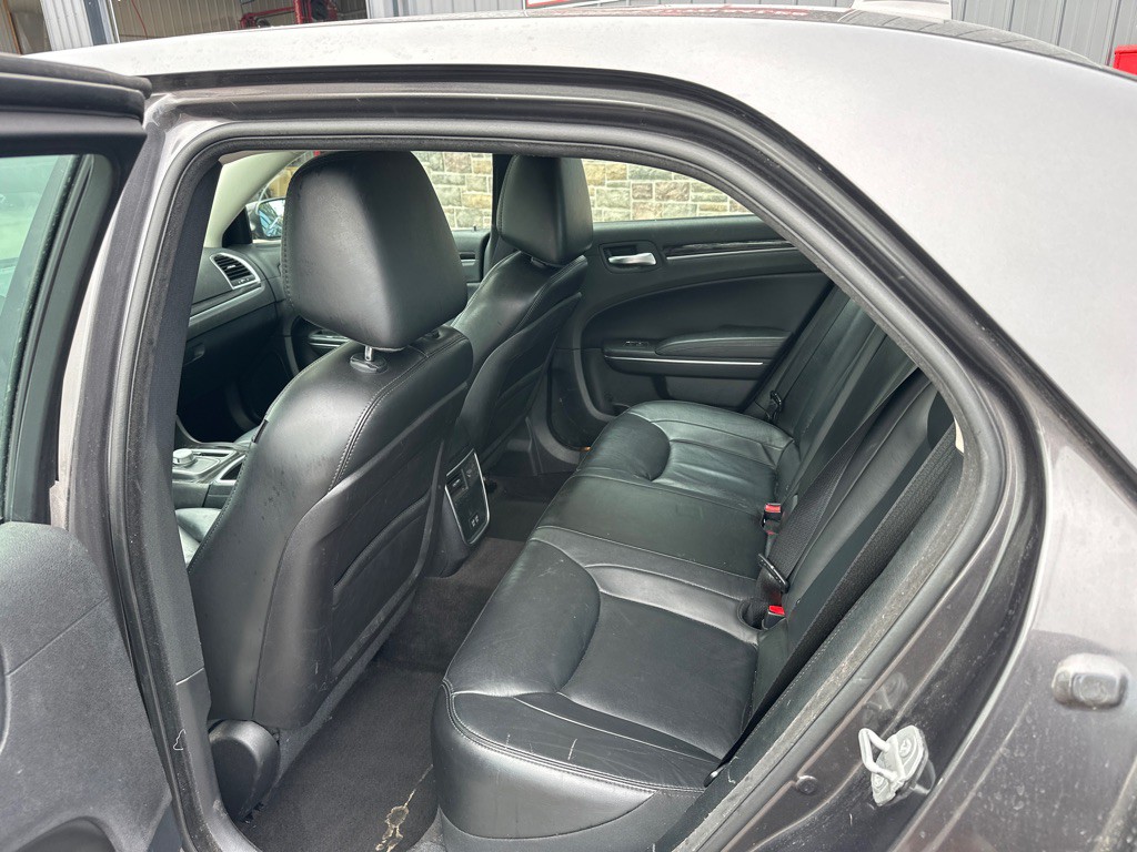 2016 Chrysler 300 Image 9
