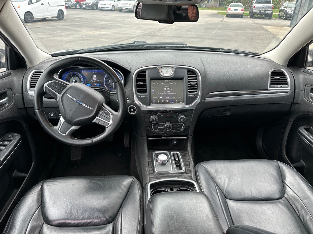 2016 Chrysler 300 Image 11